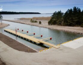 Abaja paadisillad koos torupoomiga rahulikus sadamakohas.