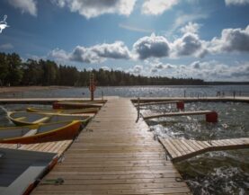 Karujärve kaldal paiknev paadikai torupoomiga.