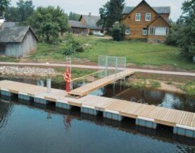 Paadisillad koos vendrite, päästeposti ja väravaga