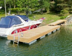 Küljelaudise ja ujumistedeliga paadikai Rootsis