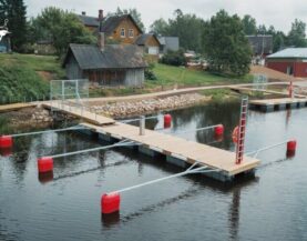 Värska sadama torupoomidega paadikai.